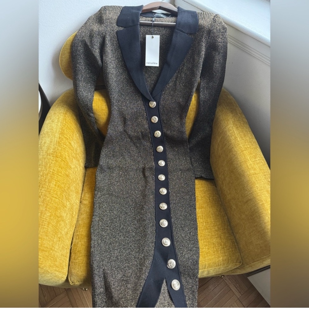 CASSIDY DRESS
Retrofête   Elegant Black and Gold Button-Down Dress - Picture 6 of 7